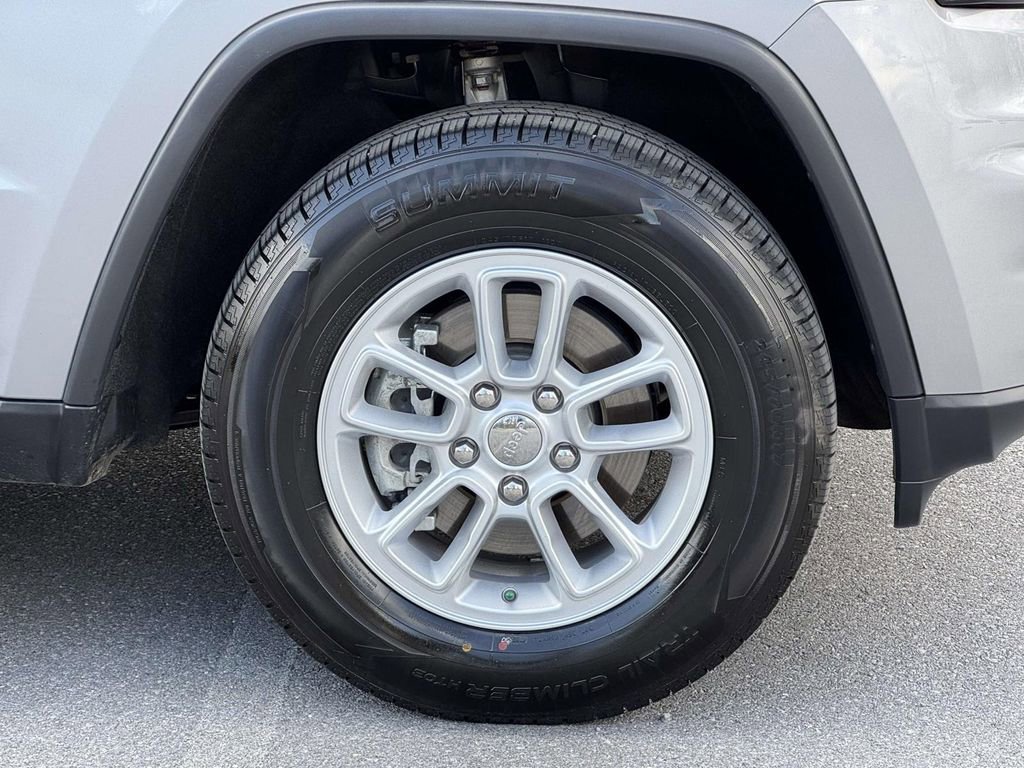 Used 2020 Jeep Grand Cherokee Laredo AWD/4WD image 12