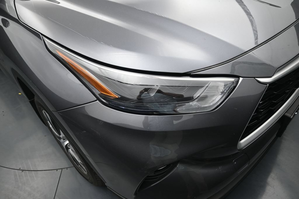 Used 2023 Toyota Highlander XLE AWD/4WD image 11