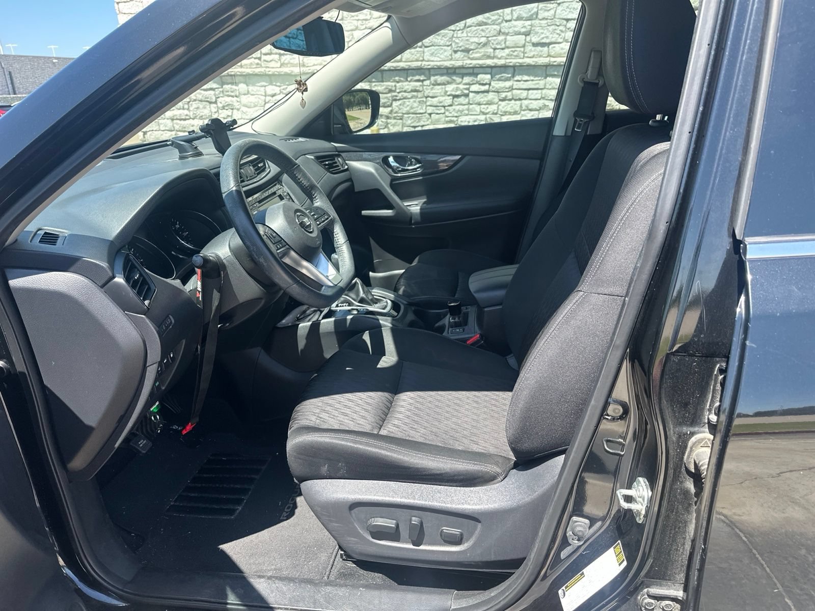 Used 2019 Nissan Rogue SV FWD image 6
