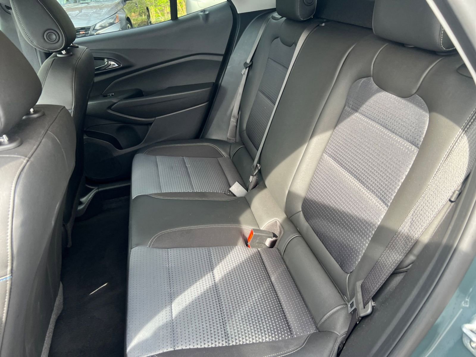 Used 2025 Chevrolet Trax LT w/ LT Convenience Package FWD image 21