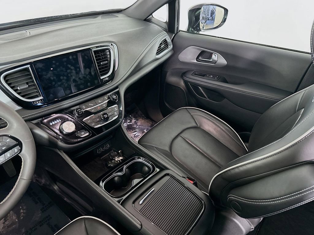 Certified 2025 Chrysler Pacifica Limited image 33