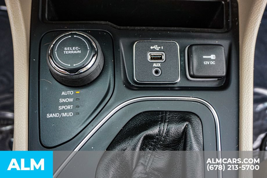 Used 2021 Jeep Cherokee Latitude AWD/4WD image 42
