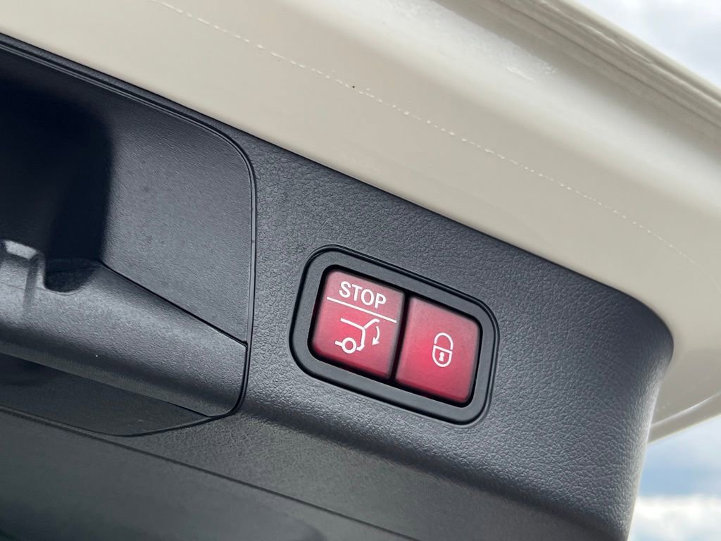 Used 2022 Mercedes-Benz EQB 300 4MATIC image 22