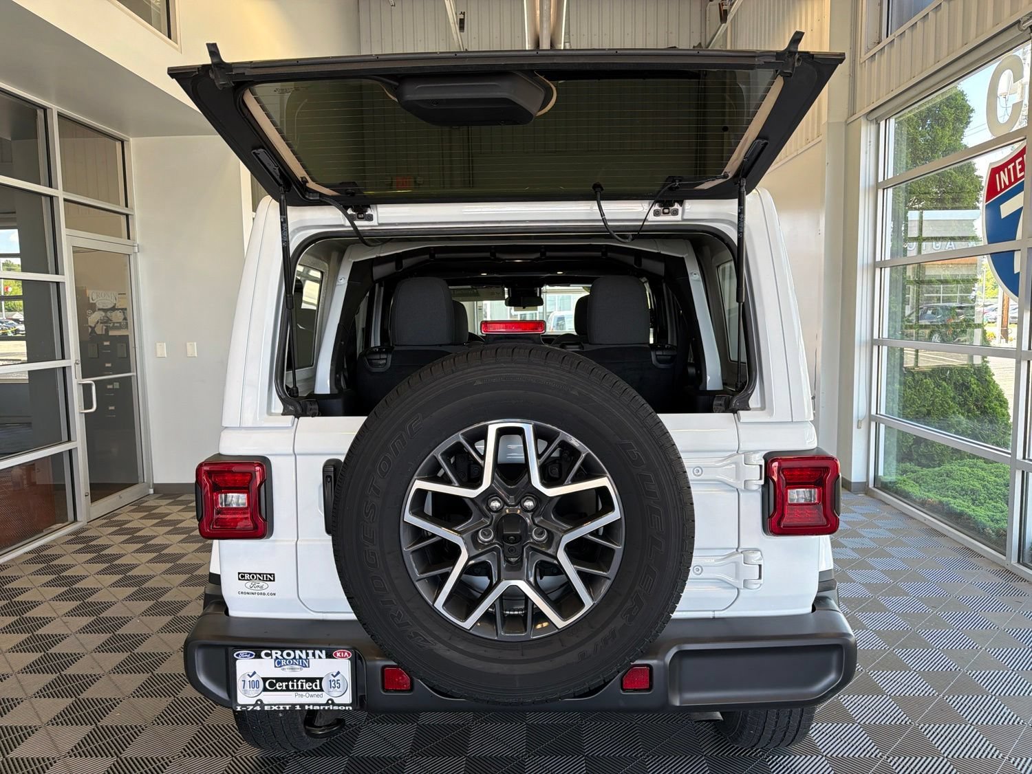 Used 2024 Jeep Wrangler Unlimited Sahara AWD/4WD image 13