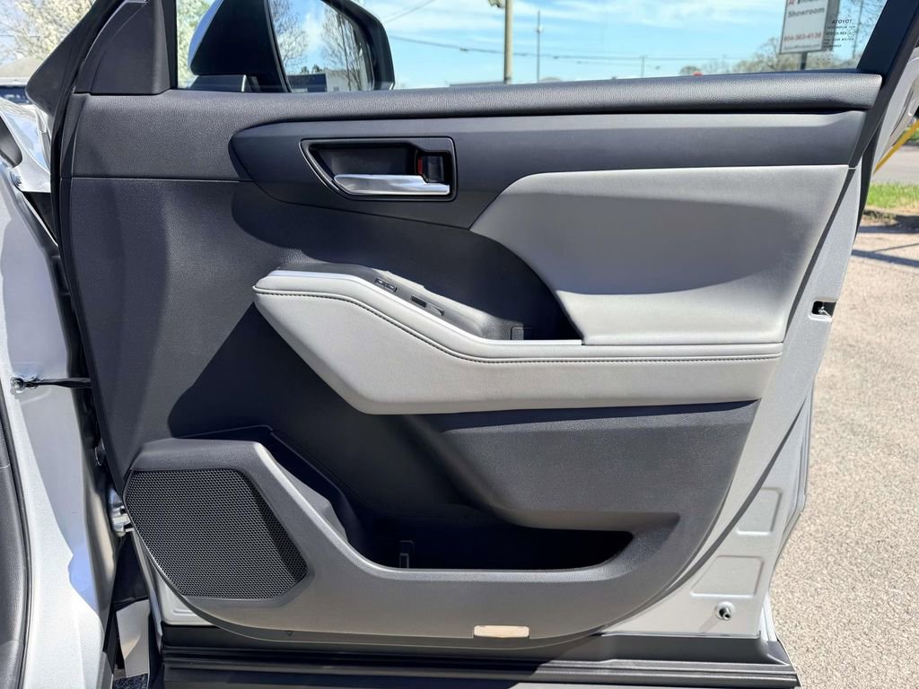 Used 2023 Toyota Highlander XLE image 11