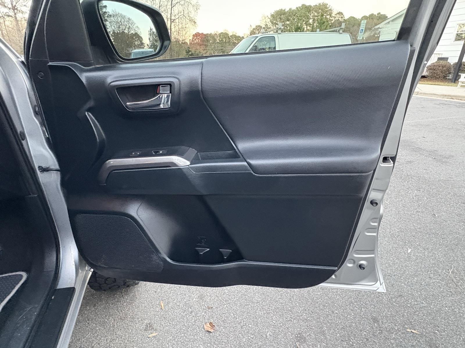 Used 2016 Toyota Tacoma TRD Sport image 21