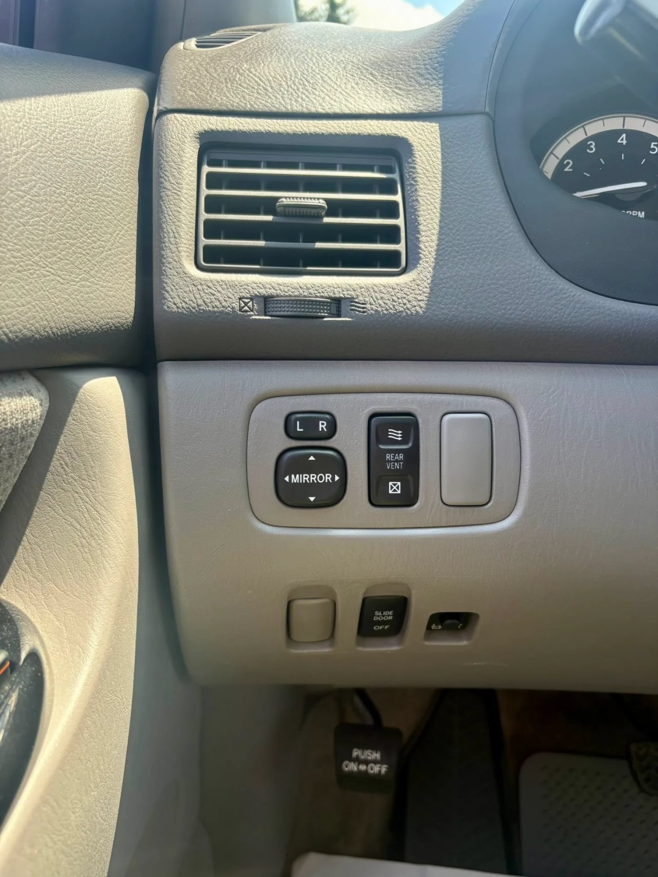 Used 2005 Toyota Sienna LE AWD/4WD image 32