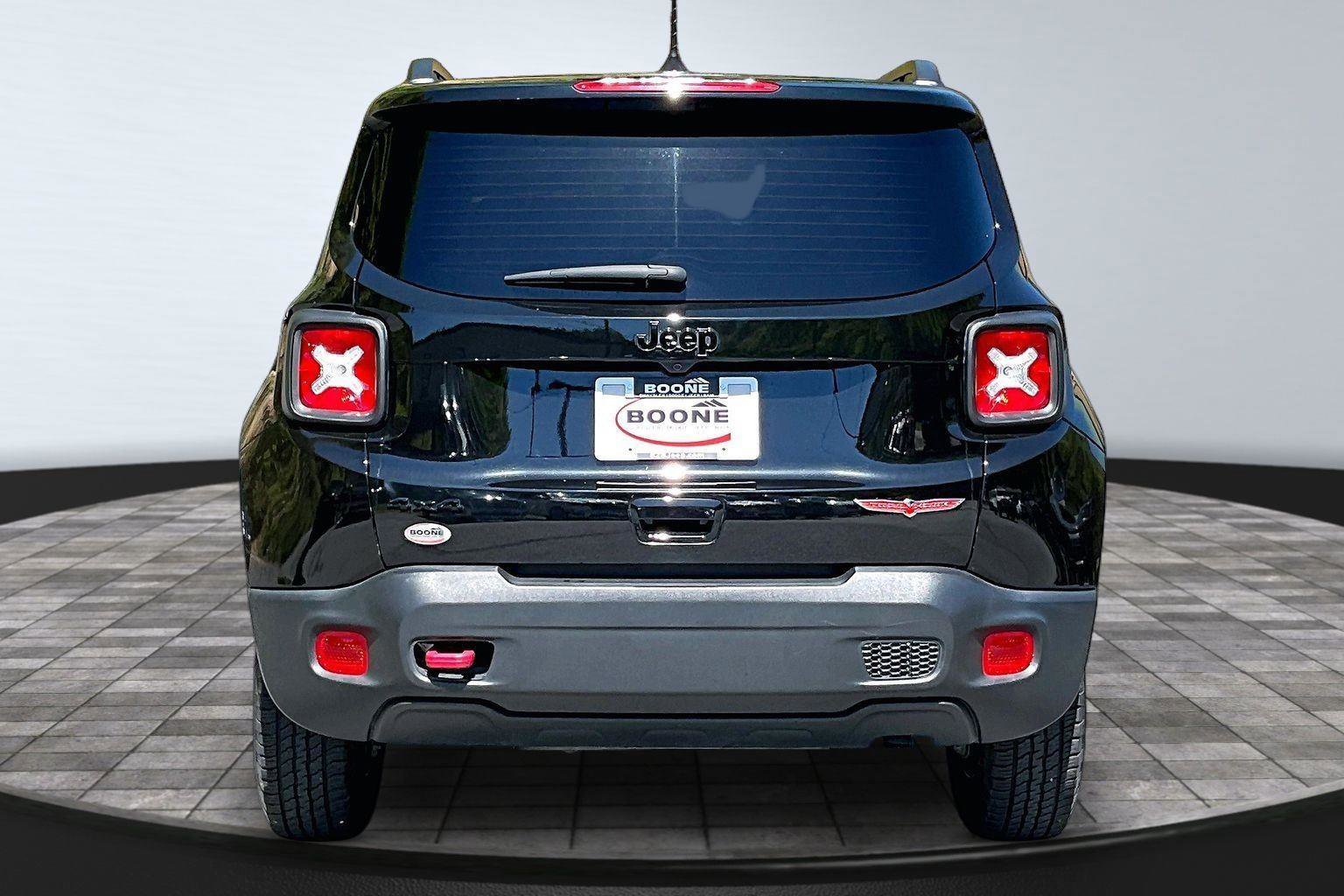 Used 2023 Jeep Renegade Trailhawk w/ Trailhawk Elite Group AWD/4WD image 4
