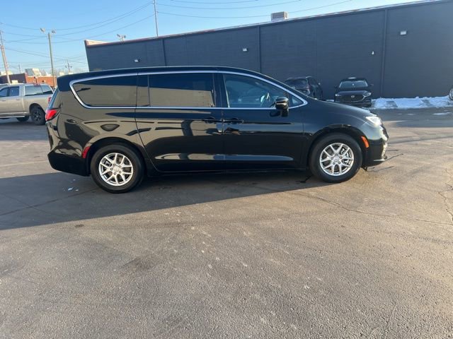 Used 2026 Chrysler Pacifica Select image 5