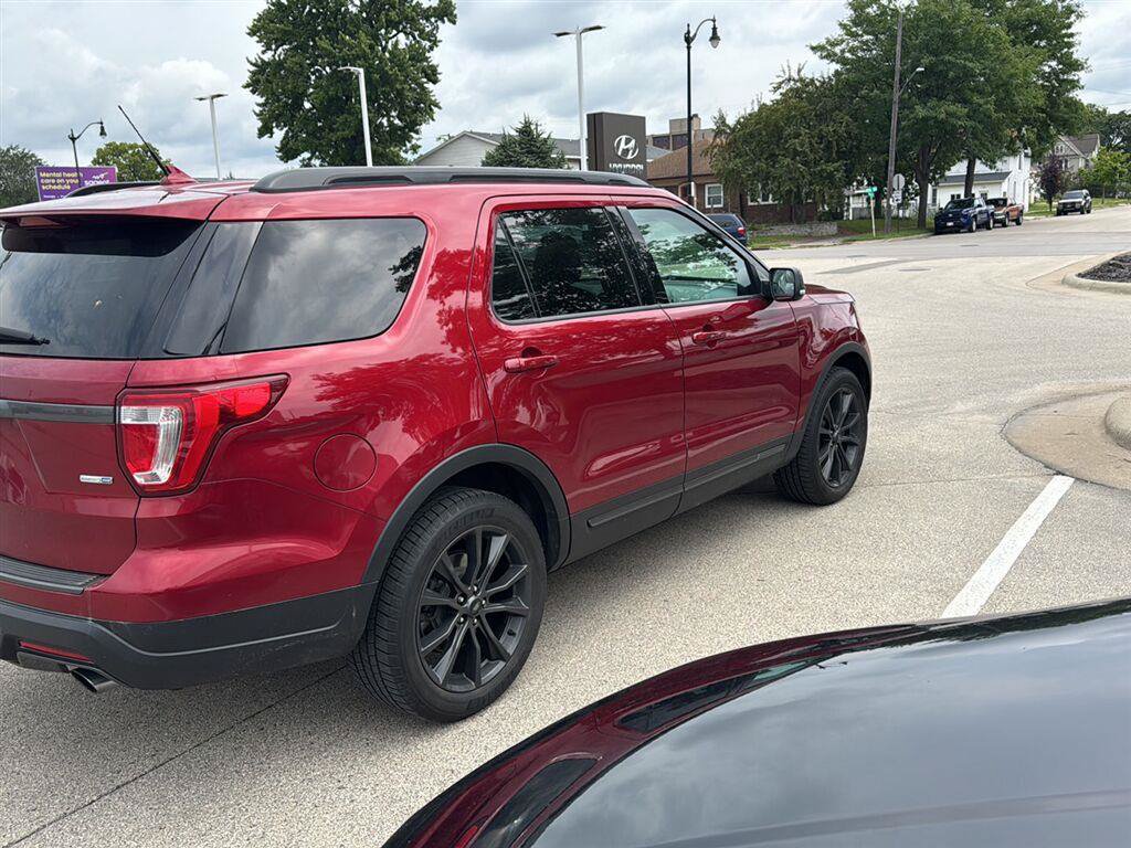 Used 2018 Ford Explorer XLT w/ Equipment Group 202A AWD/4WD image 16