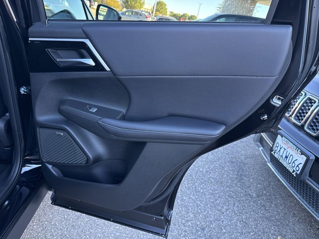 New 2025 Mitsubishi Outlander SE image 31