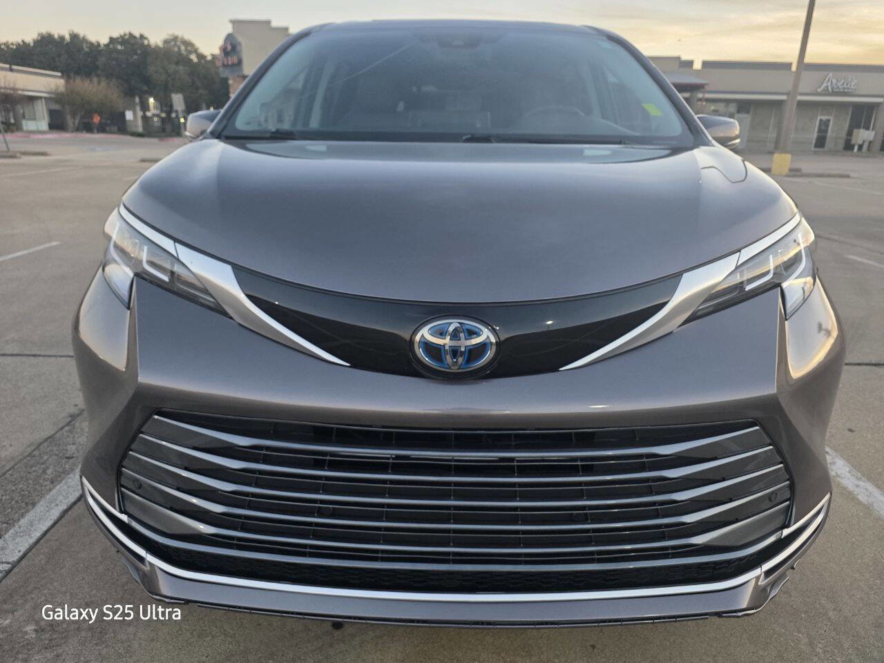 Used 2021 Toyota Sienna Limited FWD image 2