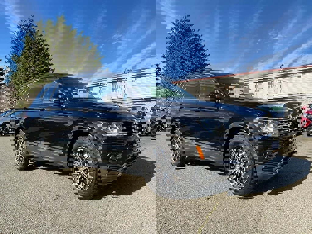 Used 2020 Volkswagen Tiguan SE w/ Panoramic Sunroof Package image 2