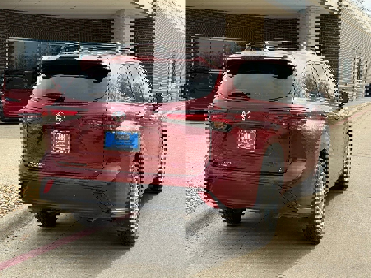 Used 2024 Toyota Highlander LE image 6