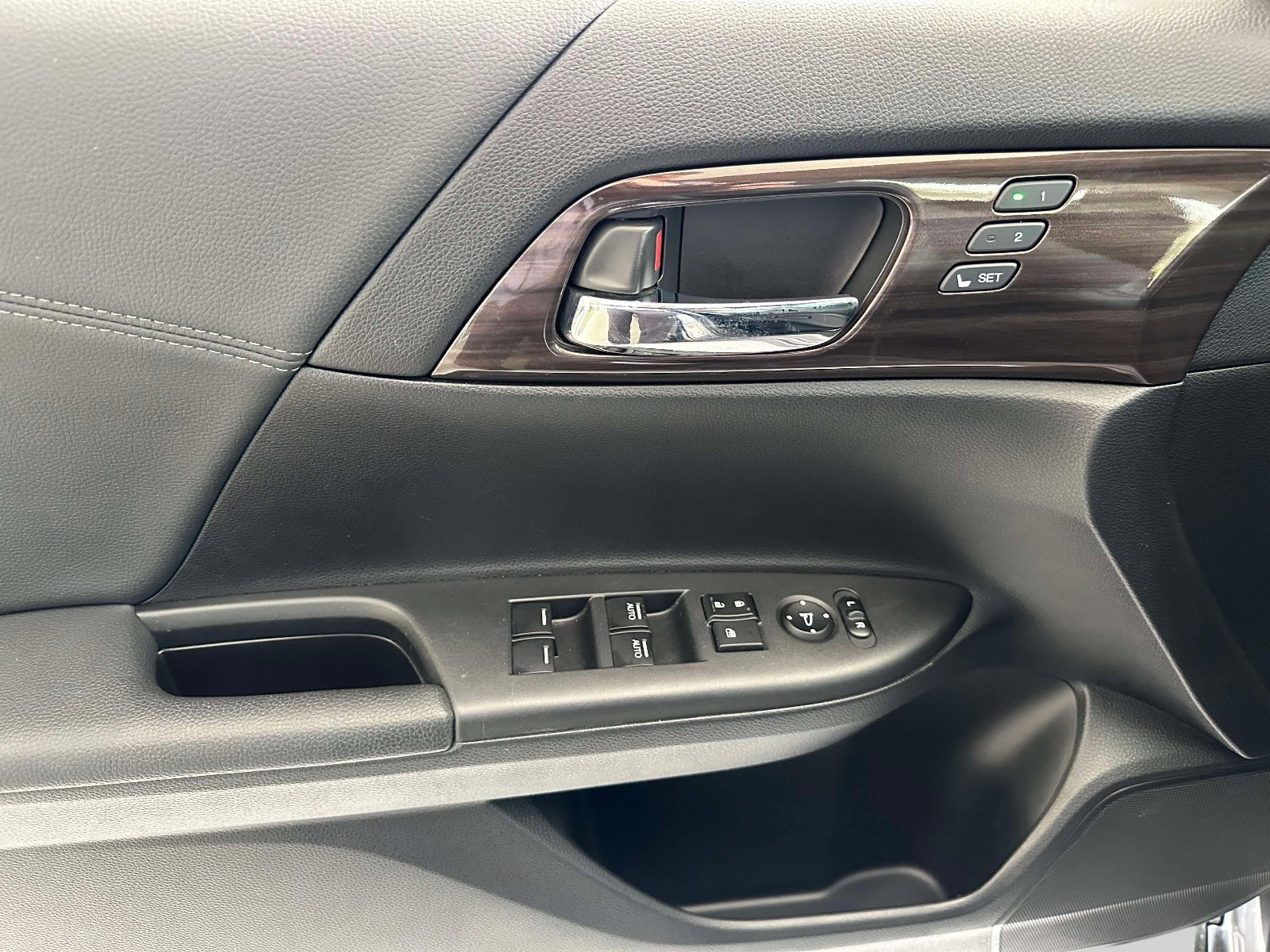 Used 2017 Honda Accord Touring image 15