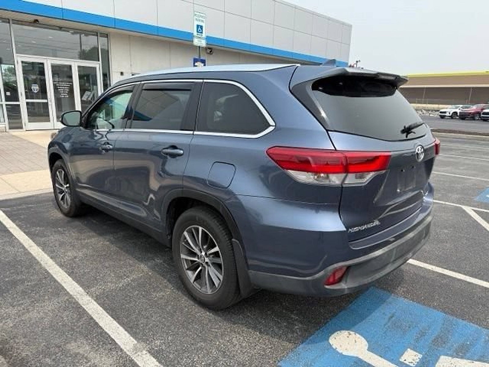 Used 2019 Toyota Highlander XLE AWD/4WD image 6