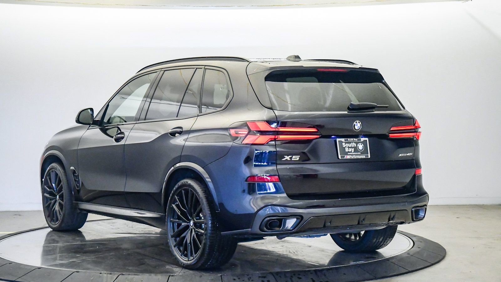 Certified 2025 BMW X5 xDrive40i w/ M Sport Package AWD/4WD image 2