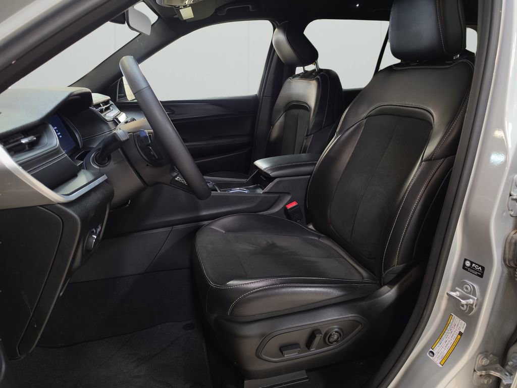 Used 2025 Jeep Grand Cherokee Altitude image 13