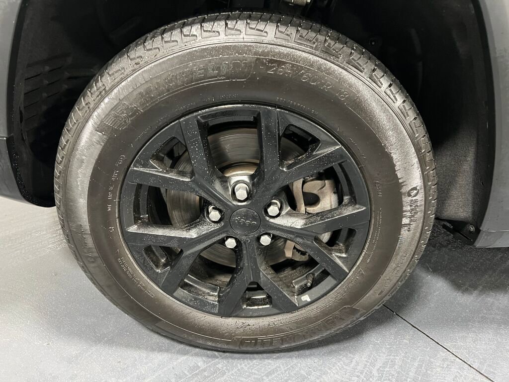 Used 2024 Jeep Grand Cherokee L Laredo image 16