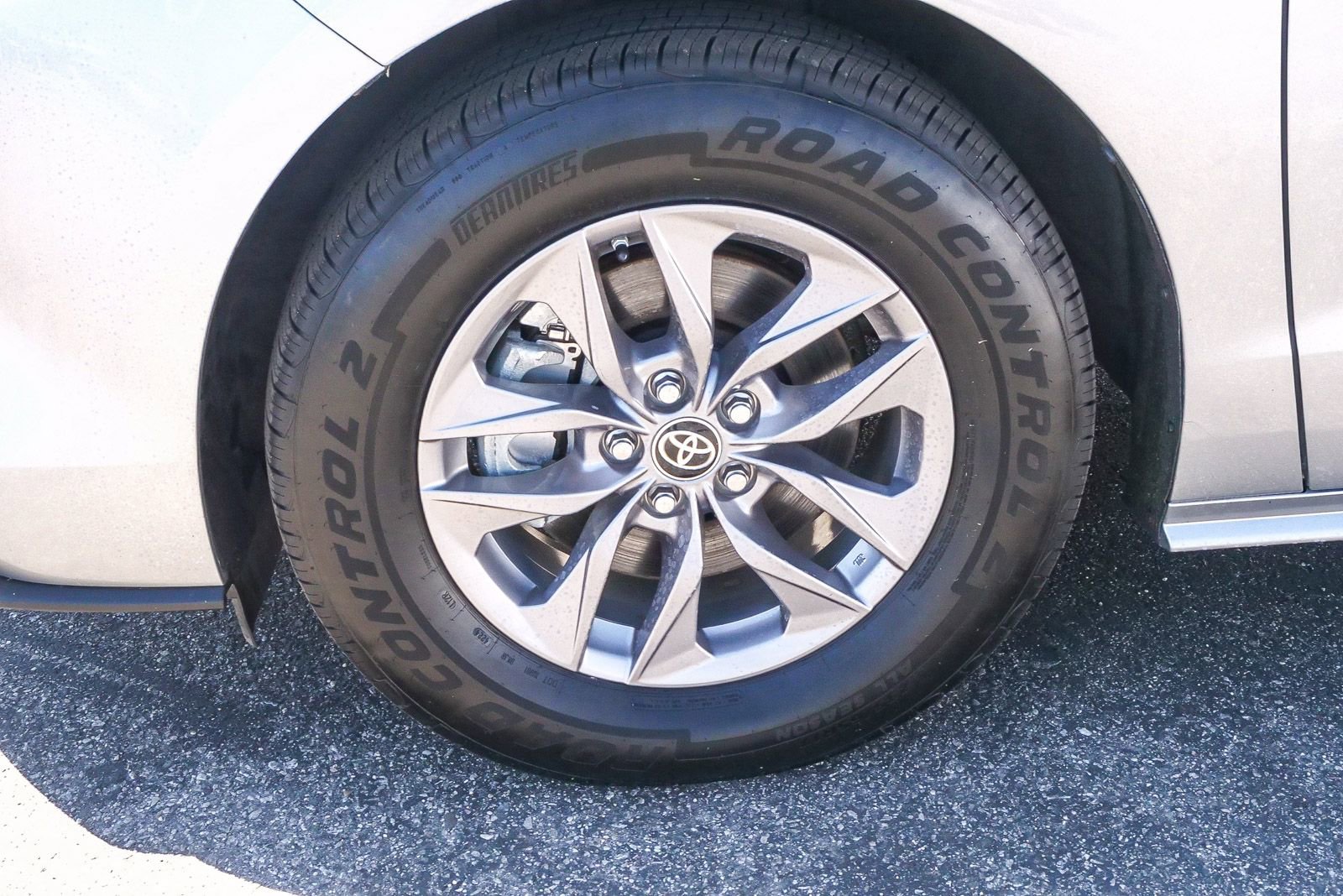 Used 2022 Toyota Sienna LE image 5