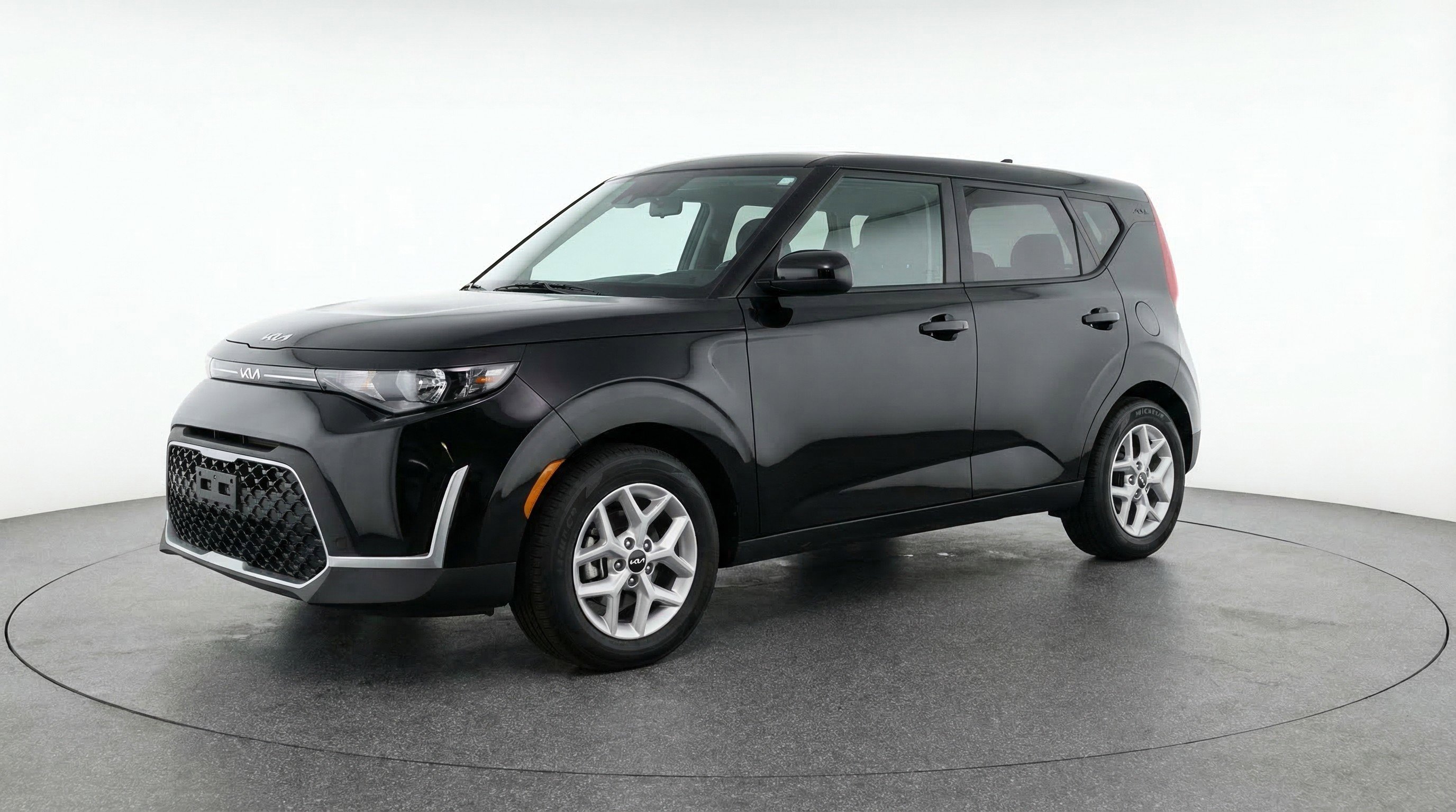 Used 2025 Kia Soul LX w/ LX Technology Package image 3