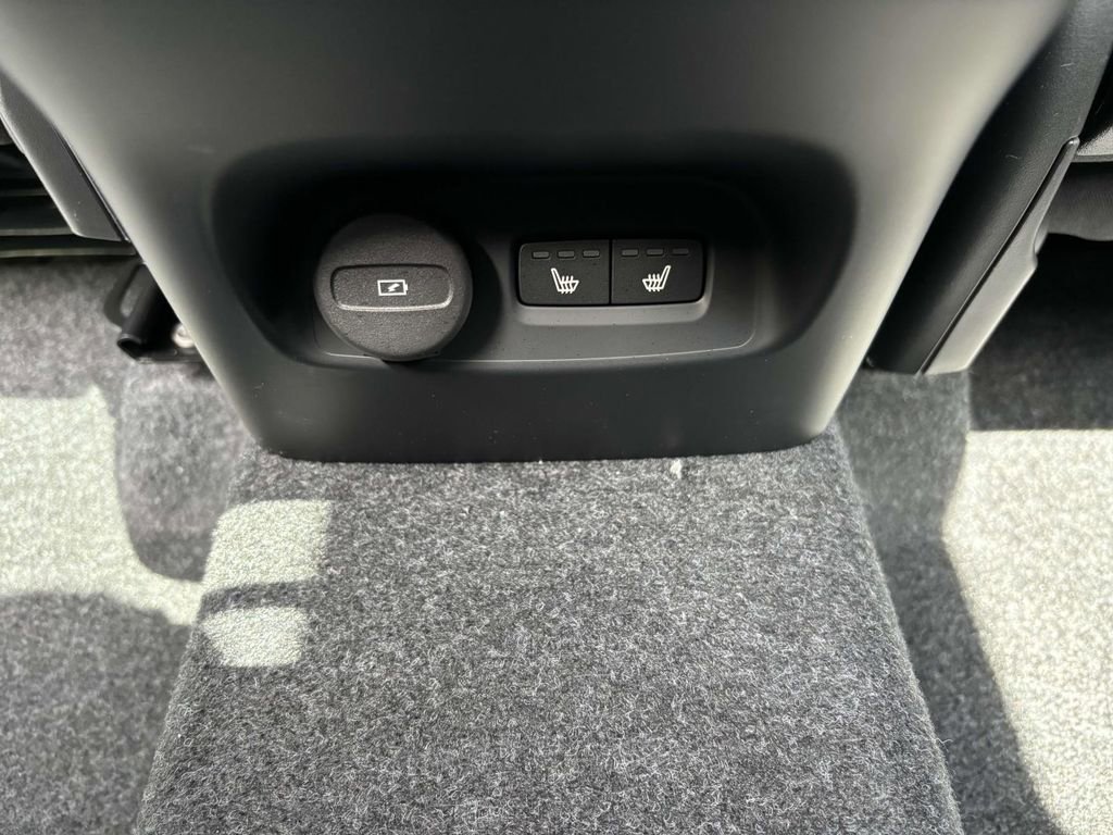 New 2025 Volvo XC40 B5 Core w/ Protection Package Premier image 32
