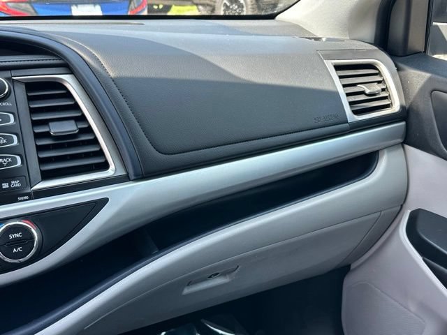 Used 2019 Toyota Highlander XLE AWD/4WD image 3