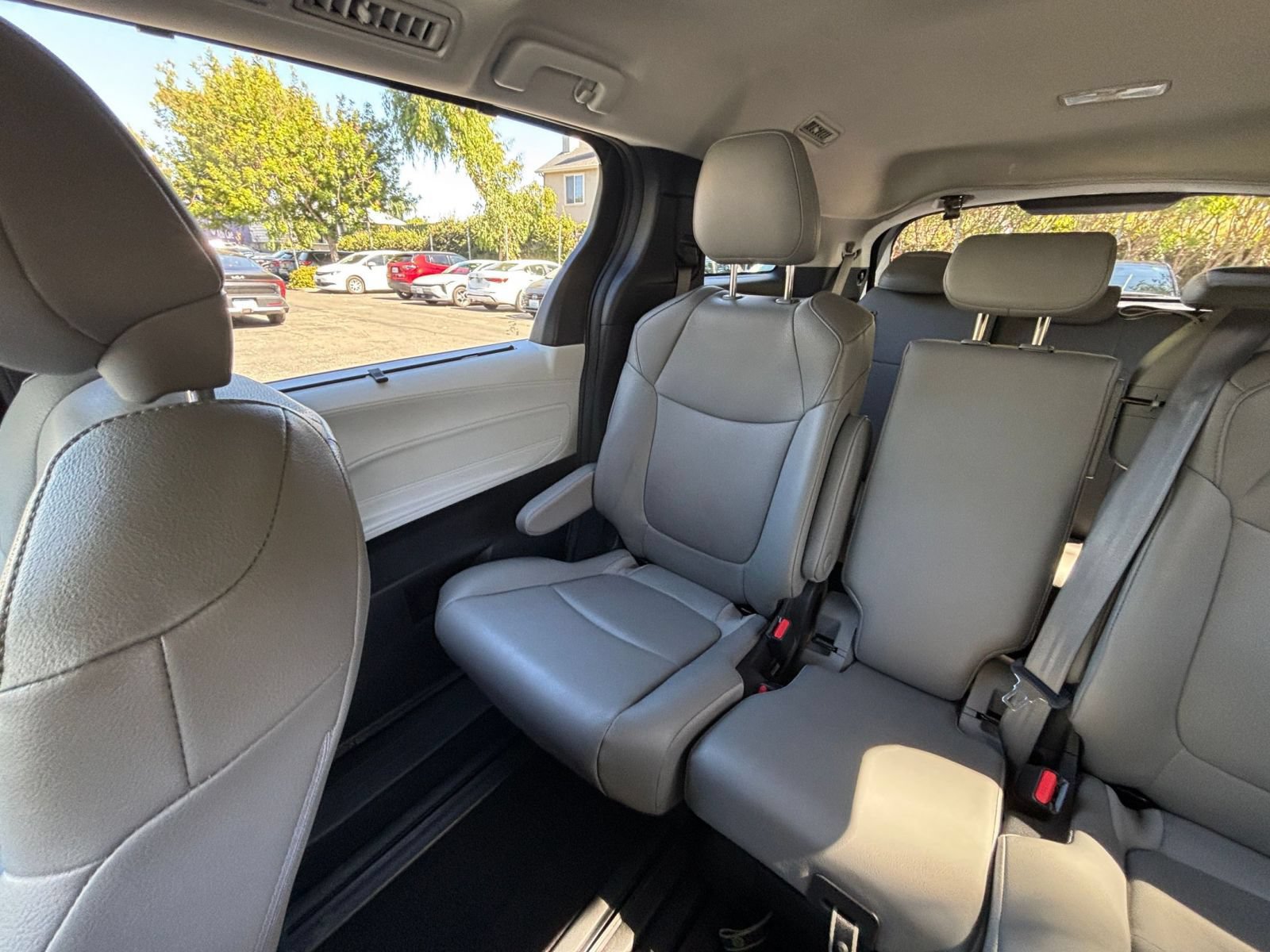 Used 2025 Toyota Sienna XLE FWD image 41