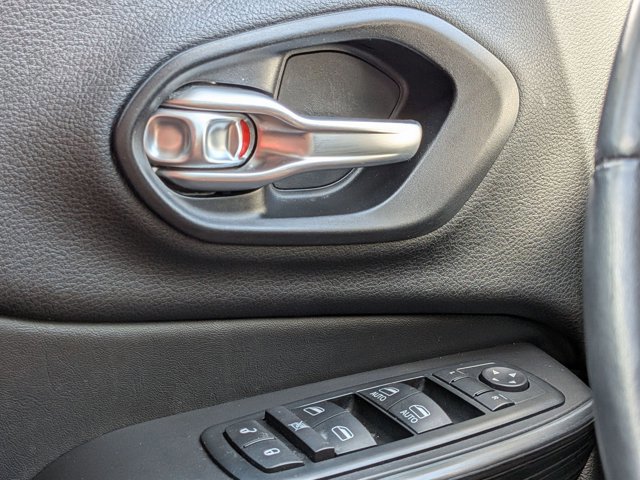 Used 2015 Jeep Cherokee Trailhawk w/ Comfort/Convenience Group image 4