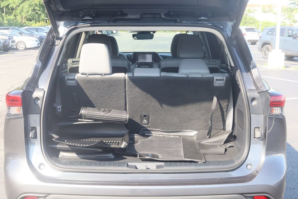 Used 2020 Toyota Highlander XLE AWD/4WD image 13