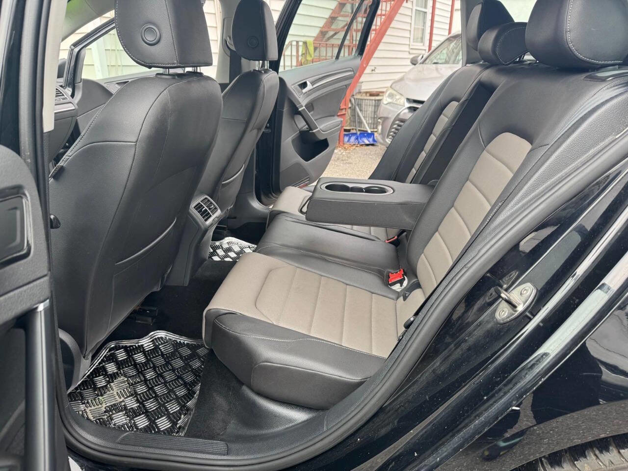 Used 2015 Volkswagen Golf TDI S image 31