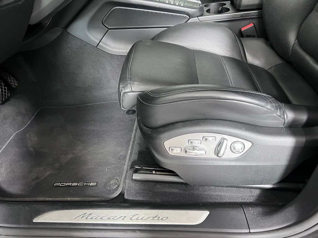 Certified 2018 Porsche Macan Turbo AWD/4WD image 32