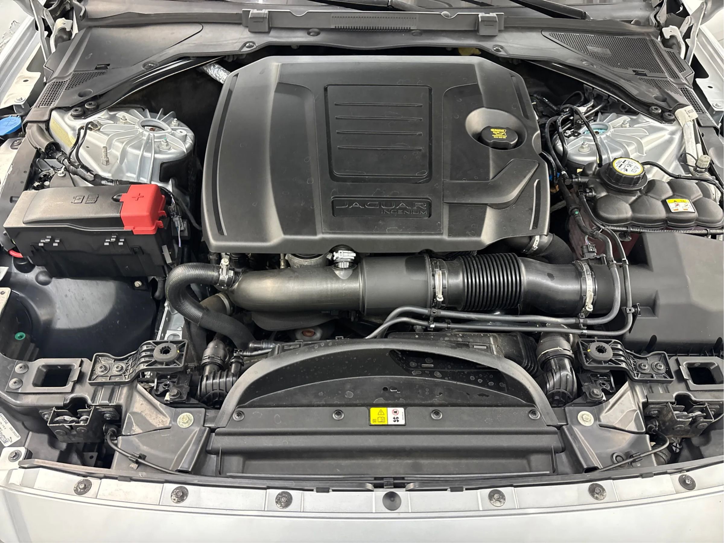 Used 2018 Jaguar XF Premium image 31