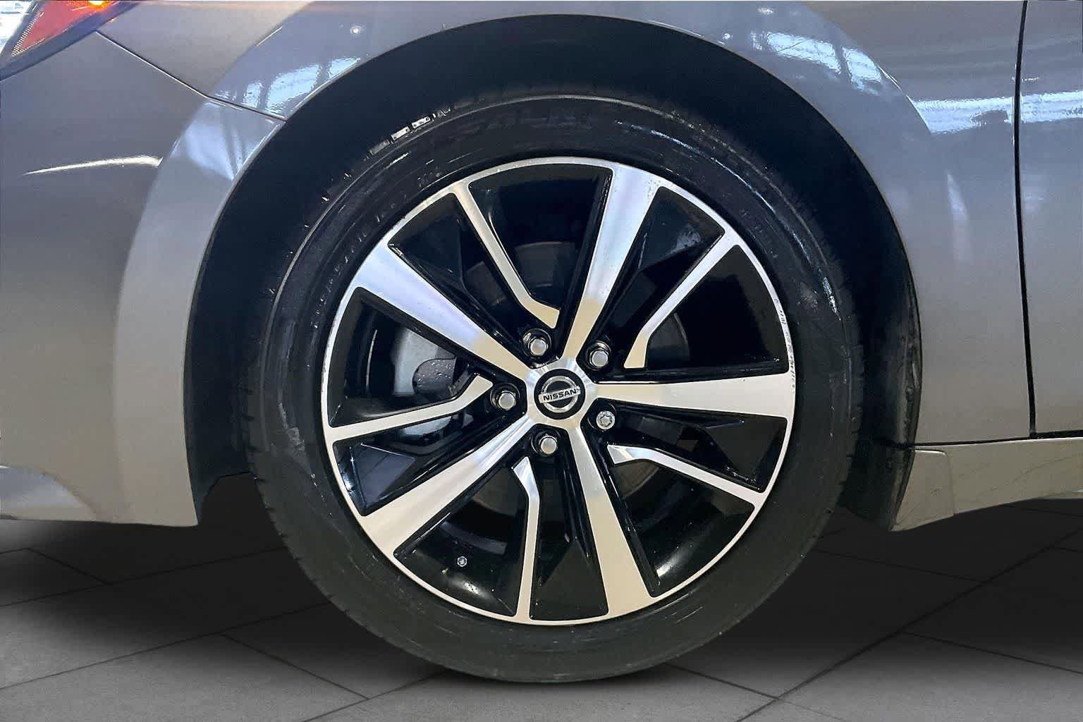 Used 2021 Nissan Maxima 3.5 SV w/ Floor Mat Group FWD image 10