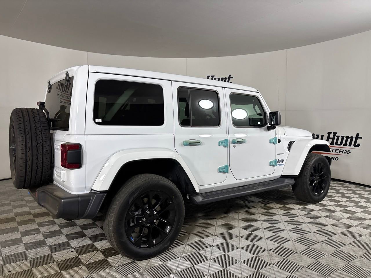 Used 2022 Jeep Wrangler Unlimited Sahara w/ Cold Weather Group AWD/4WD image 4