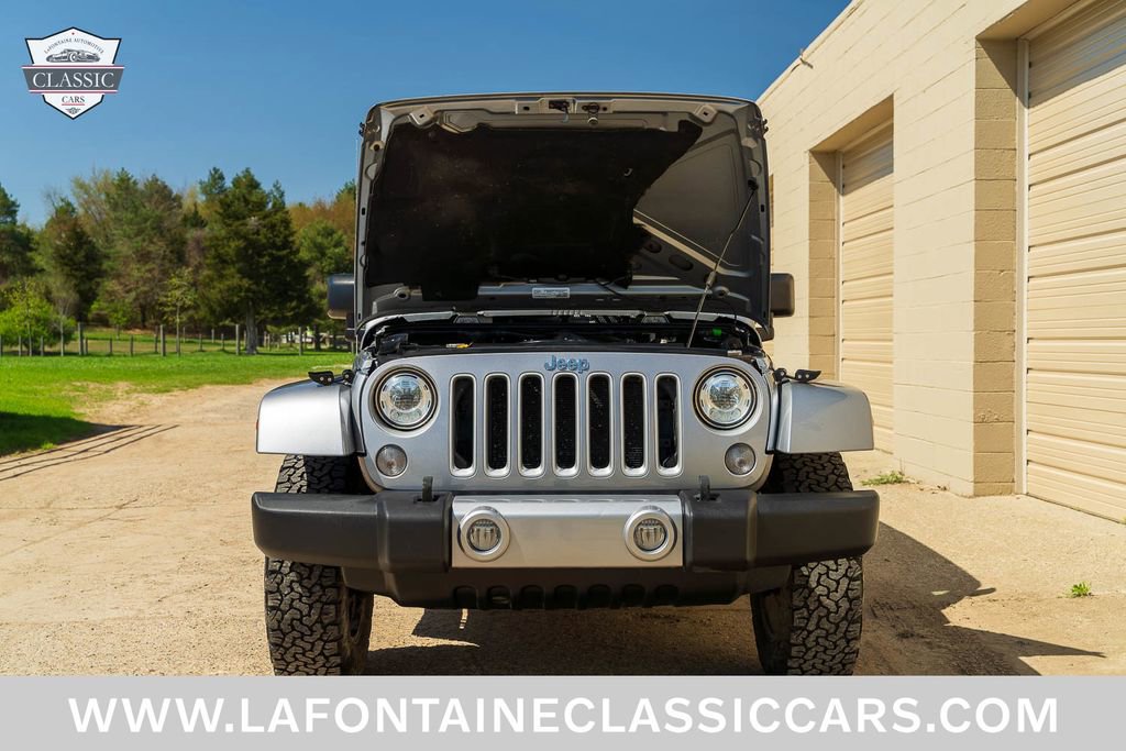 Used 2018 Jeep Wrangler Unlimited Sahara w/ Dual Top Group AWD/4WD image 32