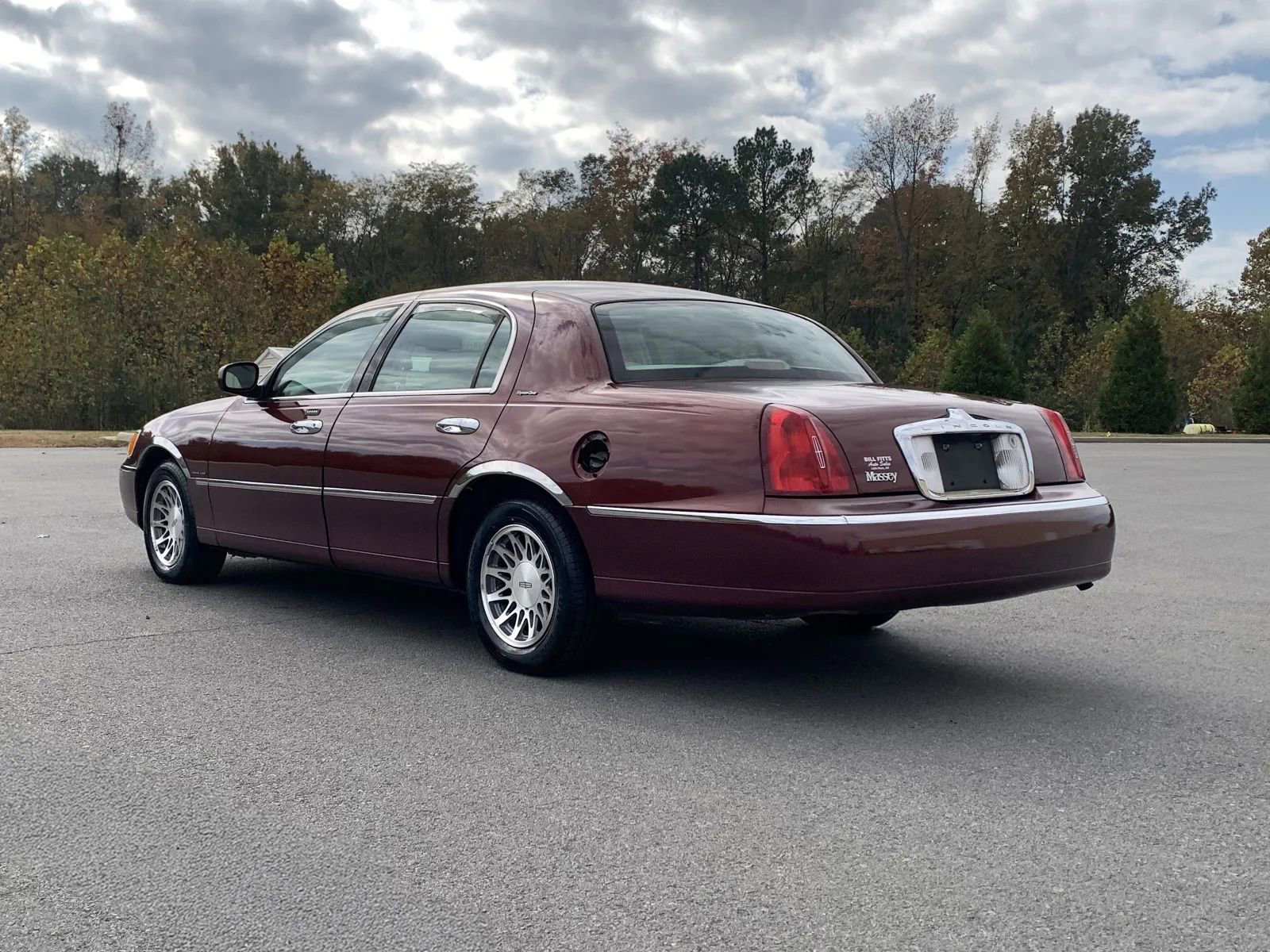 Used 2002 Lincoln Town Car Signature image 5