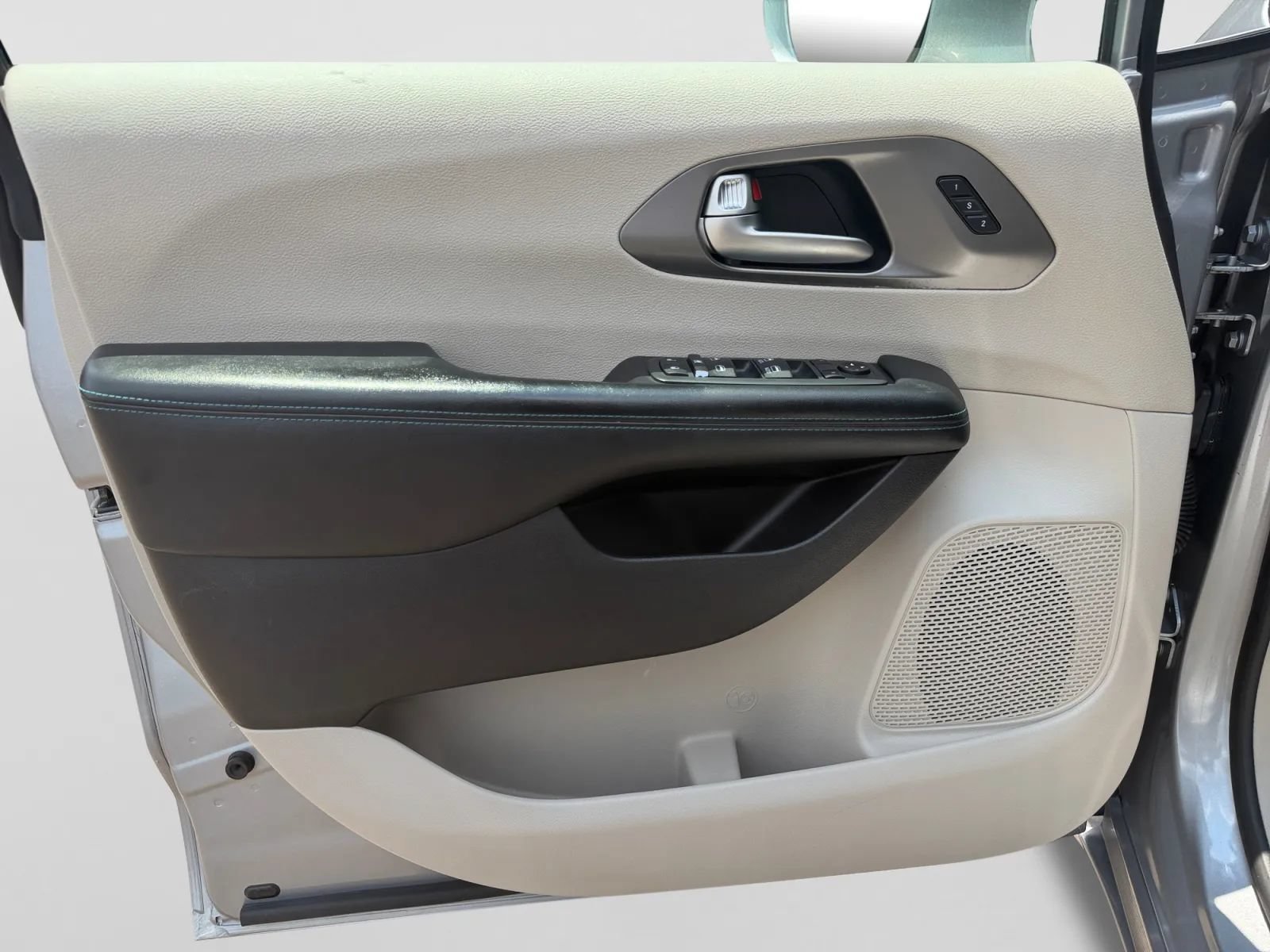 Used 2021 Chrysler Pacifica Touring-L FWD image 13