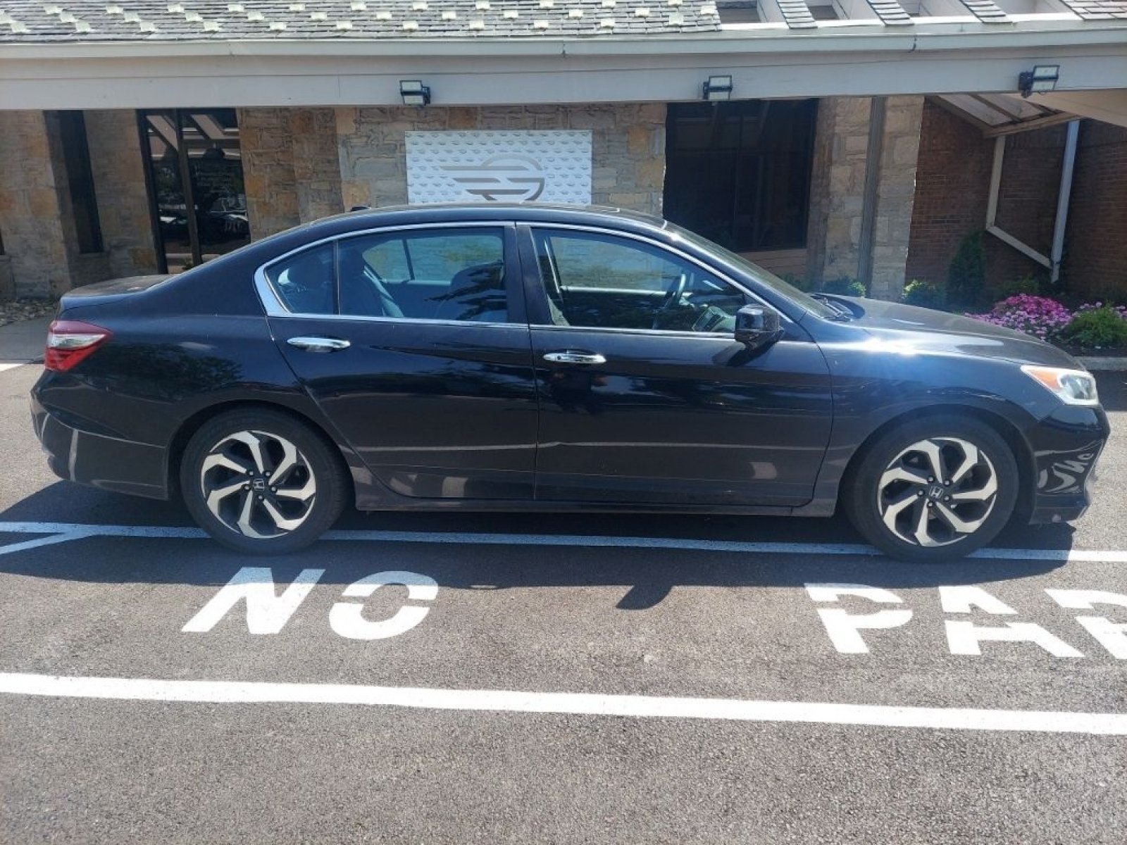 Used 2016 Honda Accord EX image 5