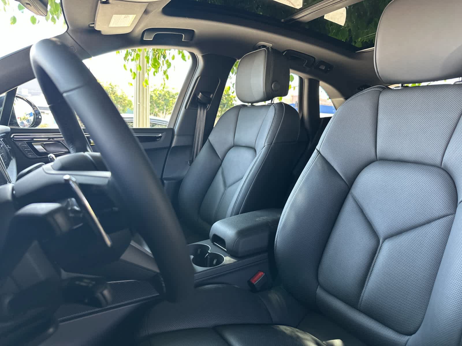 Certified 2025 Porsche Macan AWD/4WD image 5