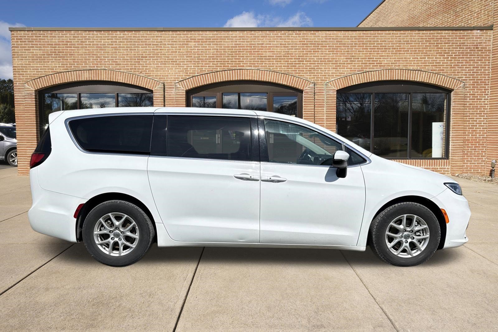 Used 2023 Chrysler Pacifica Touring-L video 2