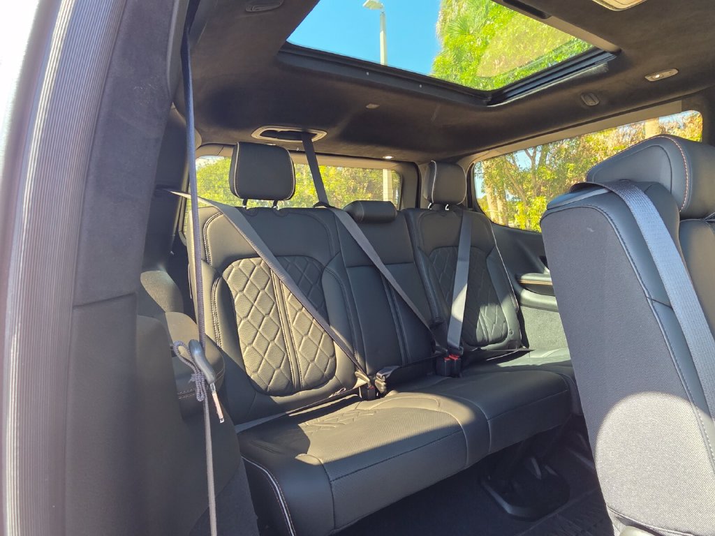 Used 2023 Jeep Grand Wagoneer Series III AWD/4WD image 16