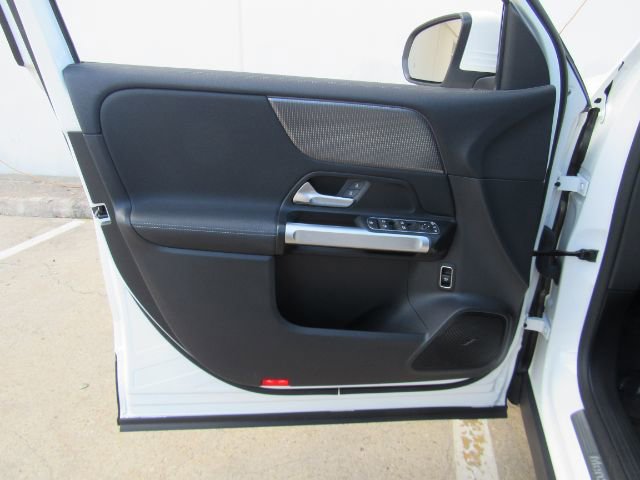 Used 2022 Mercedes-Benz EQB 300 4MATIC w/ Exclusive Package image 11