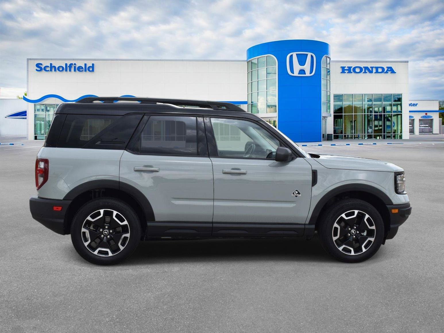 Used 2023 Ford Bronco Sport Outer Banks w/ Tech Package AWD/4WD image 2