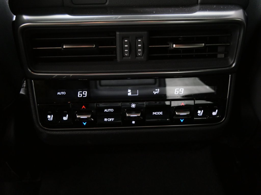 Used 2023 Lexus LX 600 4WD w/ Luxury Package image 21