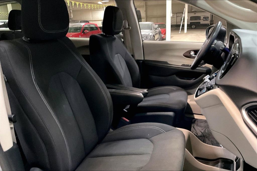 Used 2024 Chrysler Voyager LX image 7