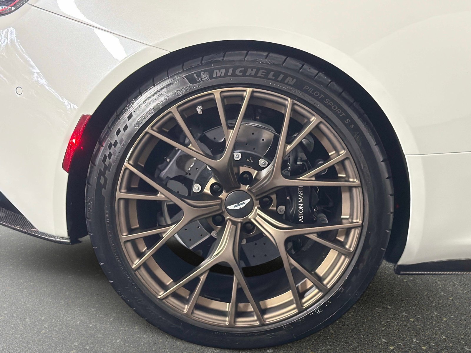 Used 2024 Aston Martin DB12 Coupe RWD image 19