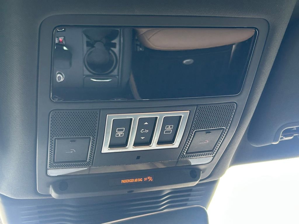 Used 2024 Land Rover Discovery Dynamic SE image 19