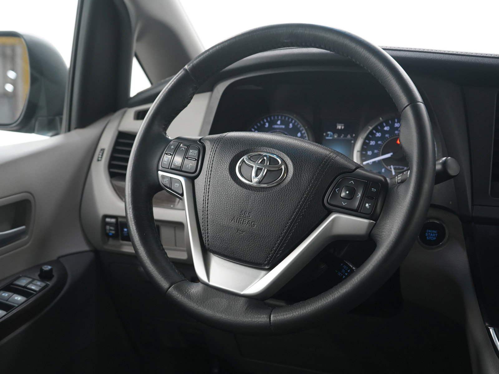 Used 2017 Toyota Sienna XLE image 15