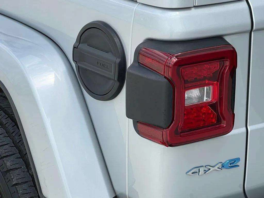 Used 2024 Jeep Wrangler Unlimited Sahara AWD/4WD image 8
